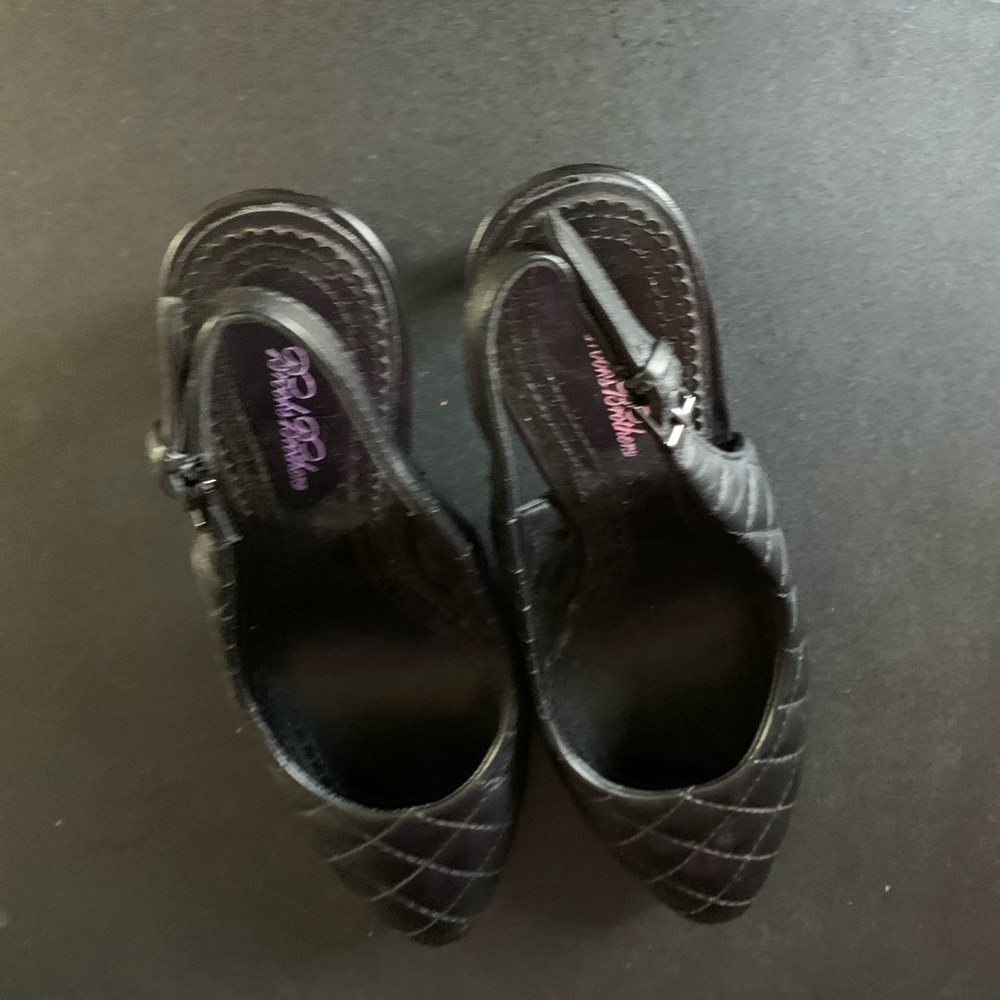 Brooks Brothers Black Leather Quilted Pumps Size 7 - Picture 3 of 8